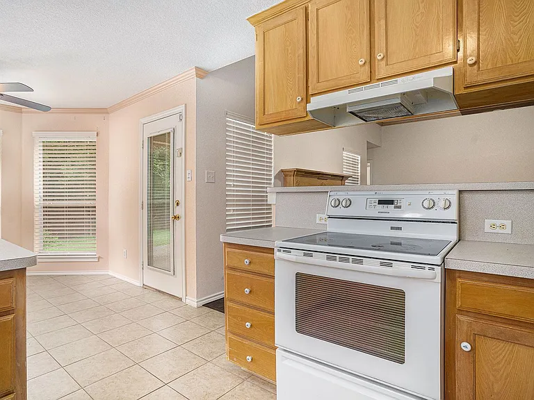 1307 Hyde Park Blvd — Photo 12
