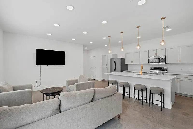 5 bed, 4.0 bath, 2100 sqft, $5,800 — Photo 4