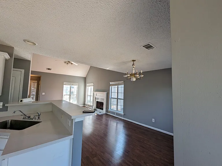 705 Dover Ct — Photo 5