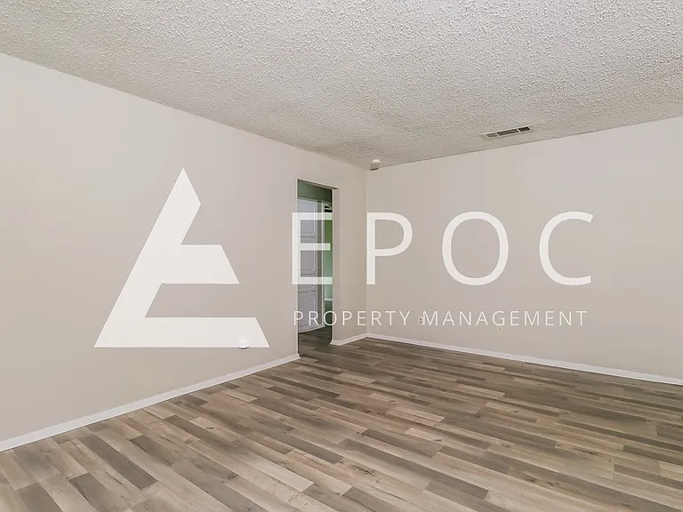 2208 Creekwood Dr — Photo 10