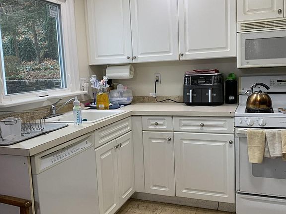 5th image of 219 Gordon Ave Floor 1