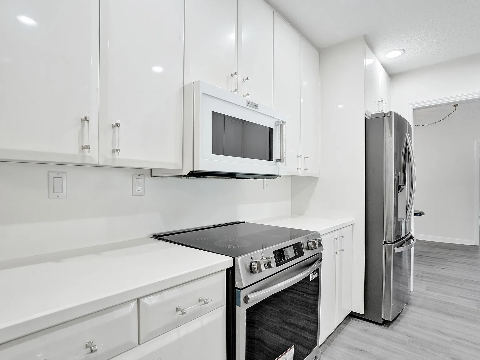 4 bed, 3.0 bath, 2333 sqft, $7,250 — Photo 4