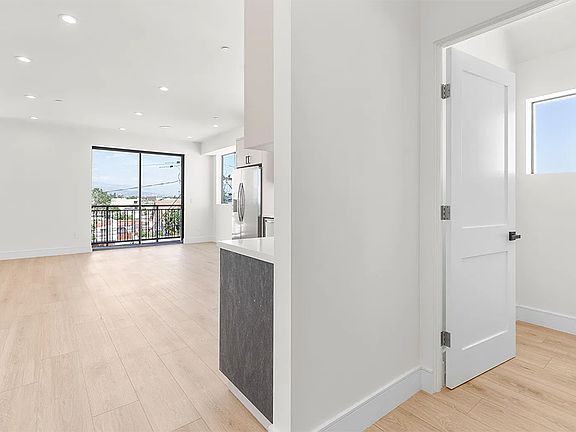 5th image of 4663 1/2 Pickford St #1/2
