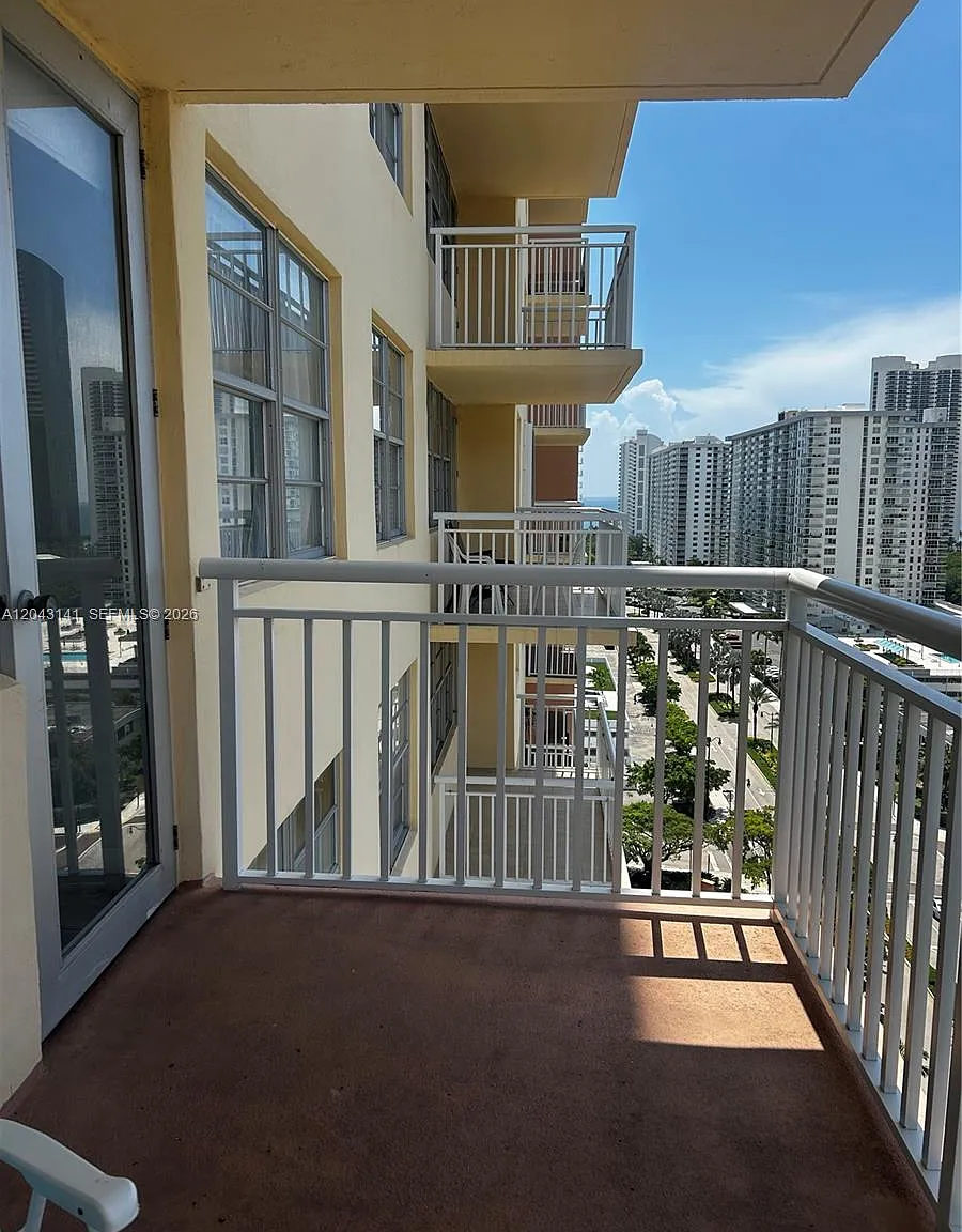 Winston Towers 200 — Photo 2