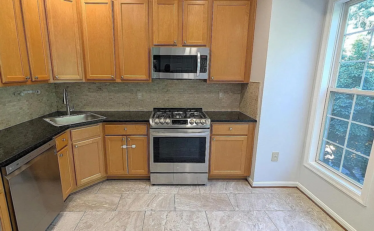 3 bed, 3.5 bath, 1600 sqft, $2,650 — Photo 4