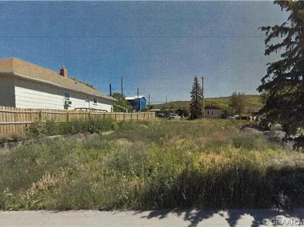 9413/9411 98th St, Peace River, AB T8S 1H7