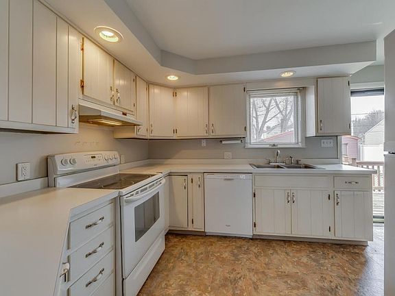 3rd image of 529 S Twyckenham Dr
