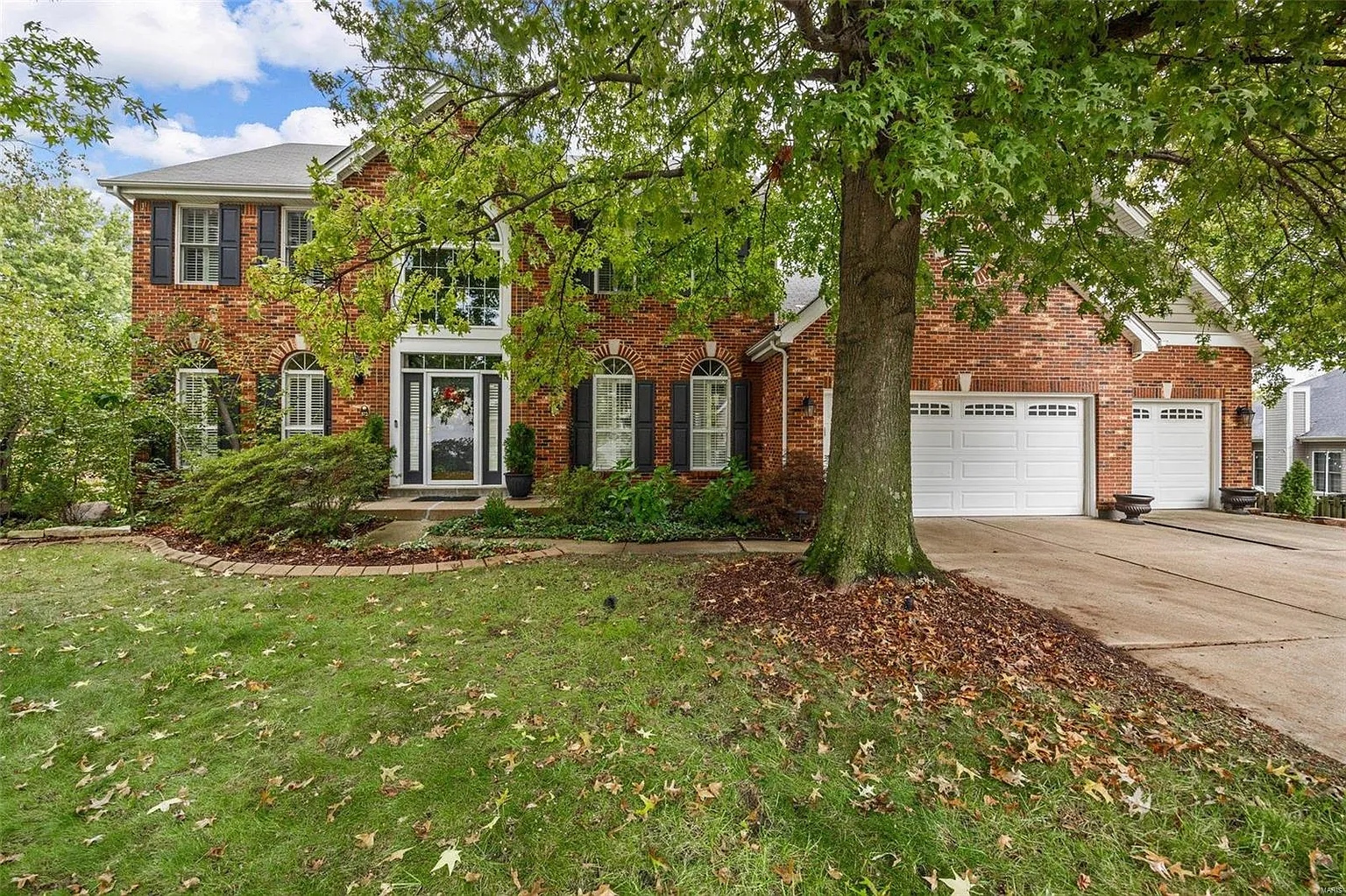 572 Muirfield Dr photo 1