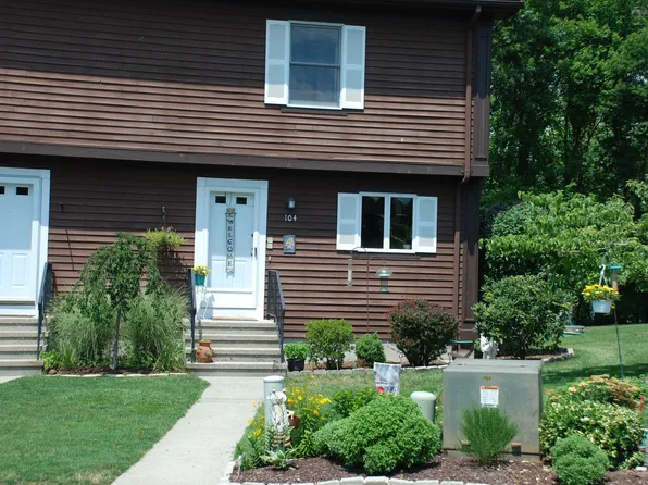 104 Candlewood Dr, Enfield, CT 06082
