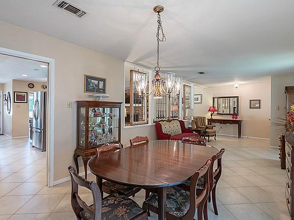 5th image of 637 Hillcrest Dr