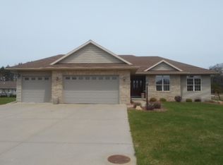 5656 Hunter Oaks Dr, Stevens Point, WI 54482