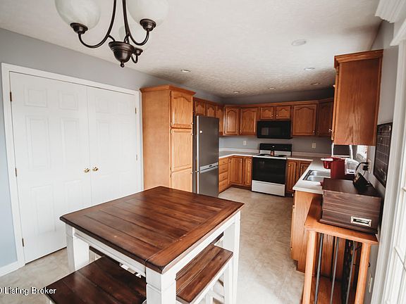 5th image of 456 Helm Ln