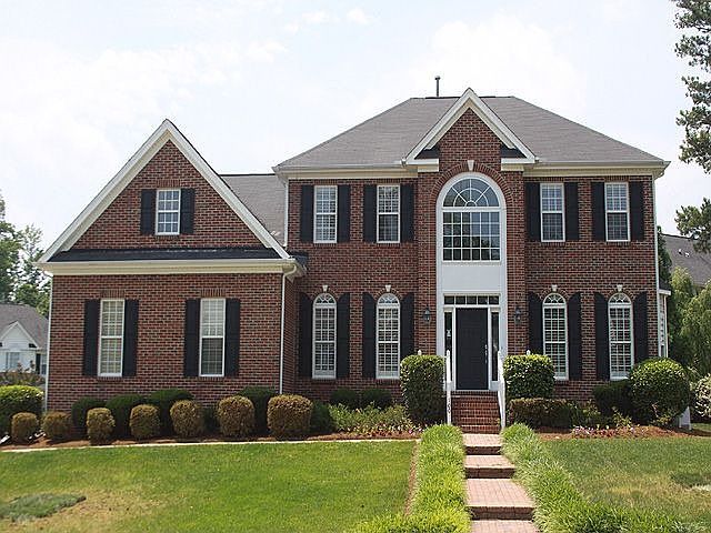 Brick Front Exterior w/Side Entry Garage