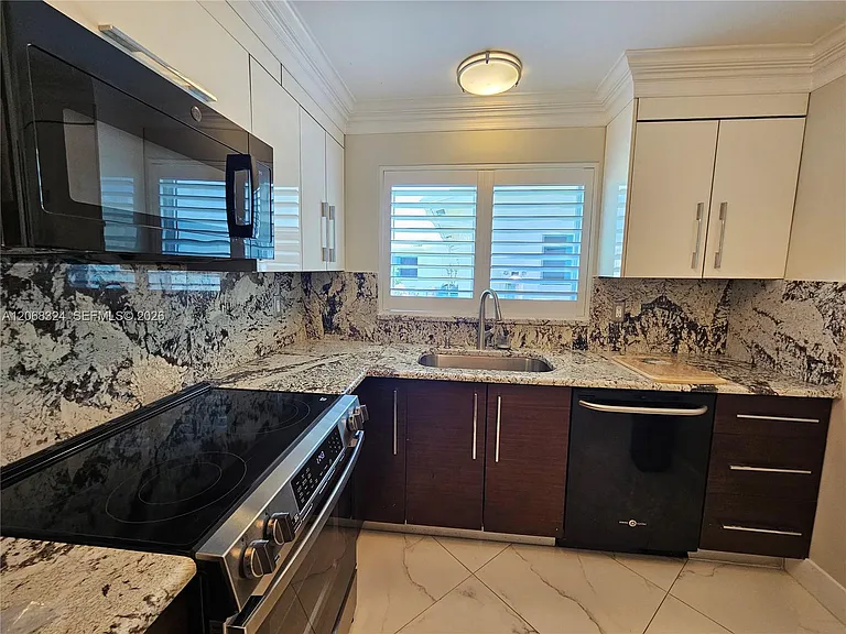 2661 NW 4th Ave — Photo 8