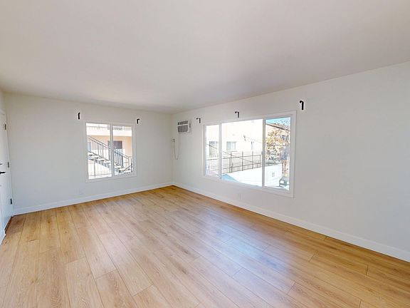 3rd image of 4019 Oakwood Ave #12