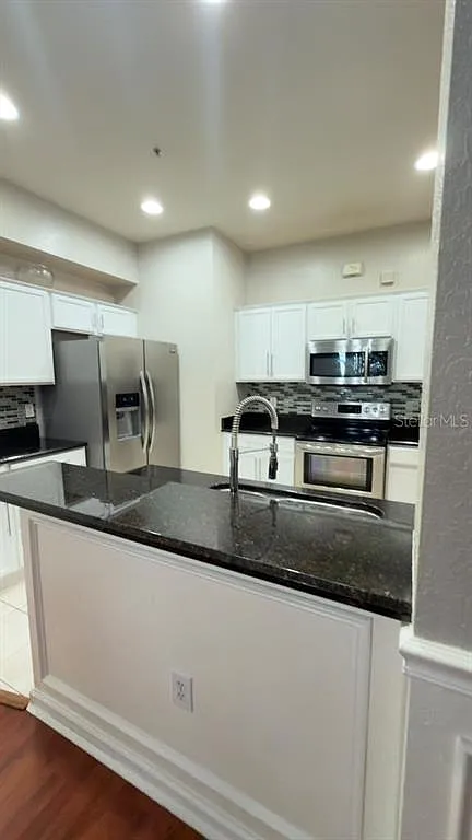 3 bed, 2.5 bath, 2013 sqft, $2,300 — Photo 3