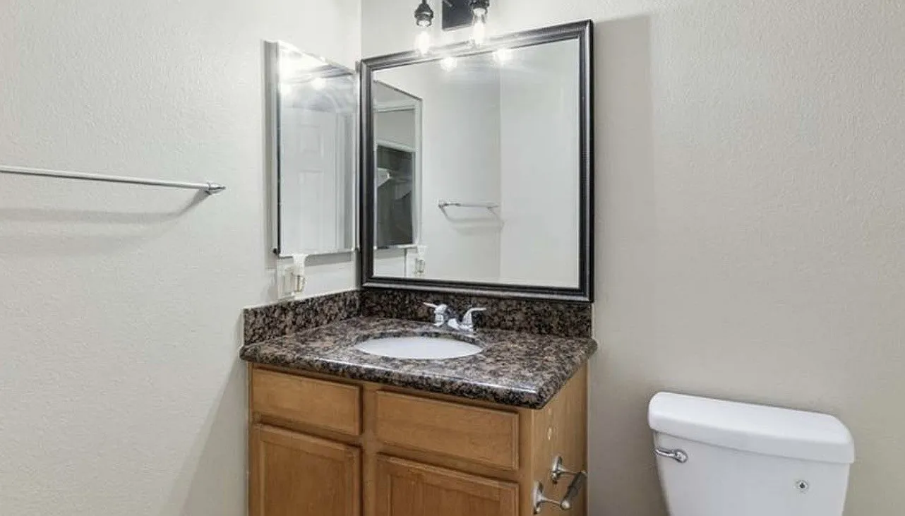 2 bed, 886 sqft, $2,500 — Photo 1