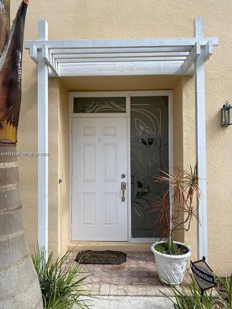 Royal Palm Village — Photo 2