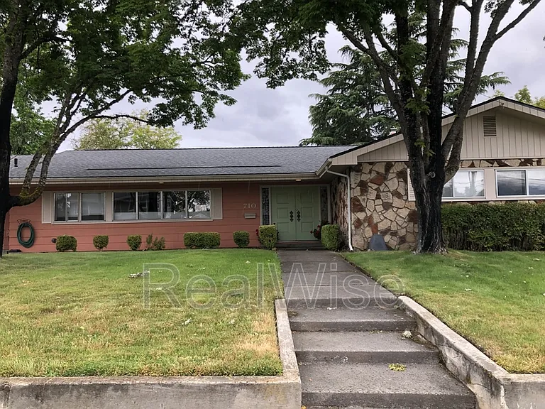 710 NW Midland Ave — Photo 2