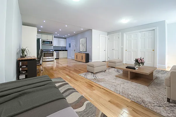 Rented by Coldwell Banker Warburg | media 12