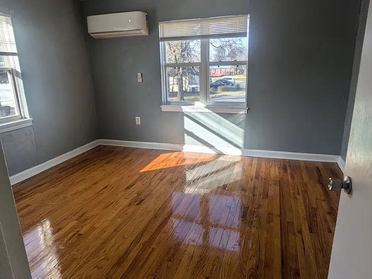 1504 Allen St — Photo 2