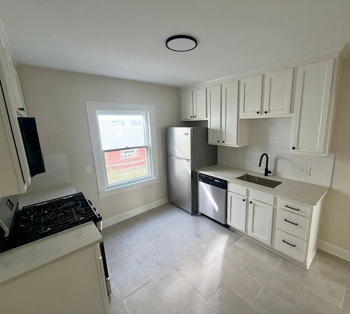 1646 Grace Ave — Photo 2