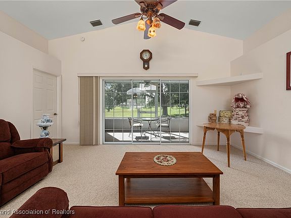 5th image of 8 Meadowlake Cir N