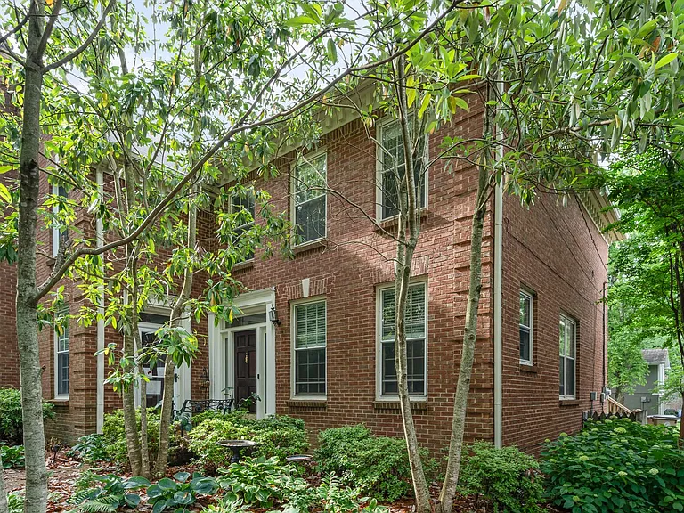 225 Woodmont Cir — Photo 2