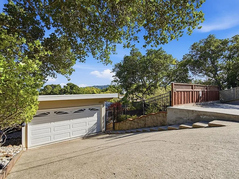 1912 Oak Knoll Dr — Photo 1