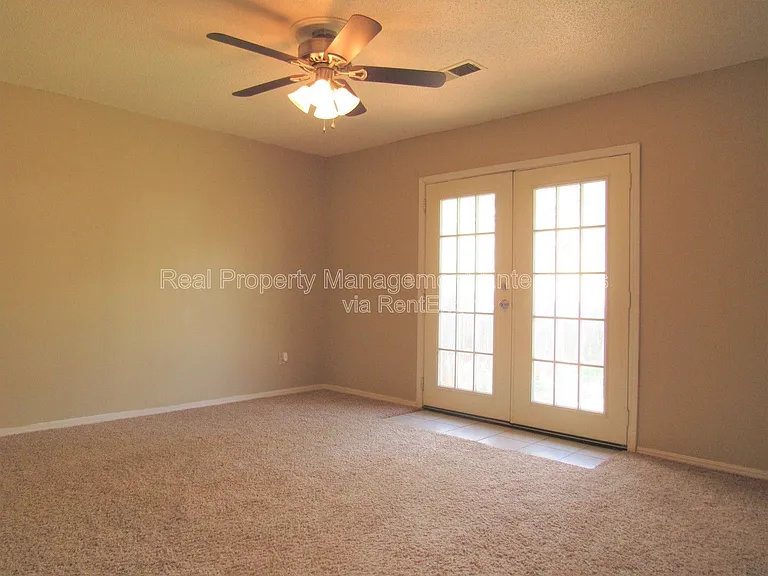 637 Redstone Ave — Photo 4