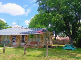310 10th St, Bandera, TX 78003