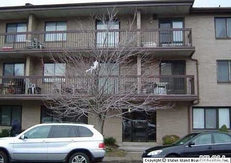 2nd image of 15 Kathy Pl APT 1B