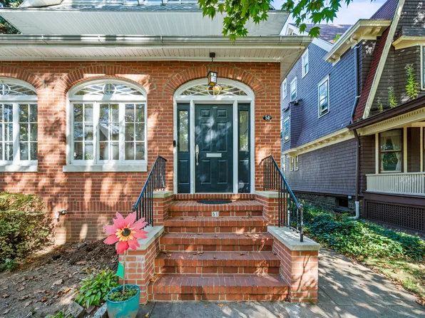 51 Dekoven Court image 2 of 31