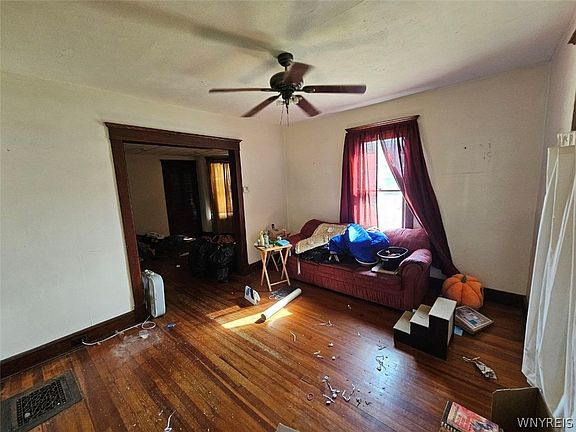 4th image of 900 North St