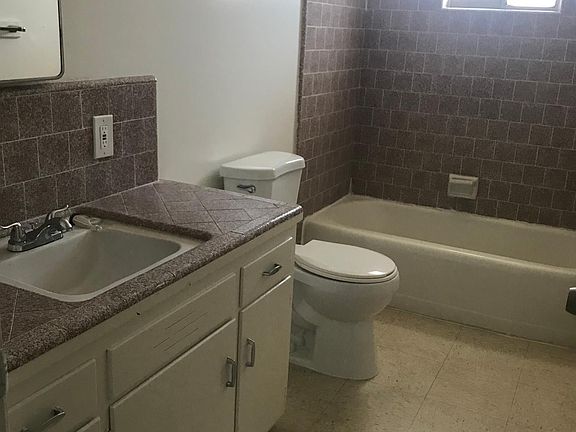 5th image of 1557 E Ashlan Ave