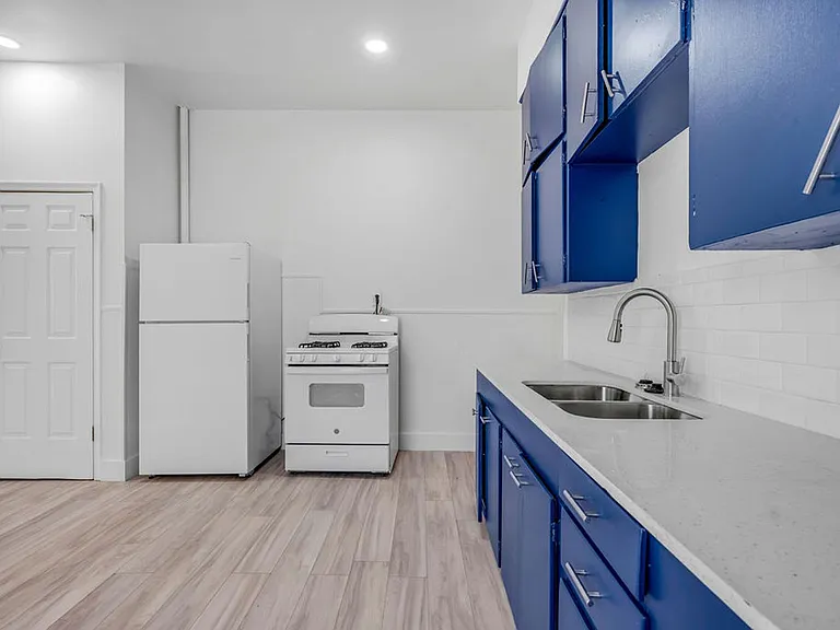 526 W Munson St — Photo 18