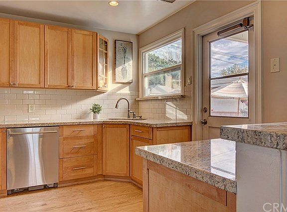 5th image of 10336 Hester Ave