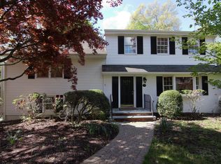 10 Dater Ln, Saddle River, NJ 07458