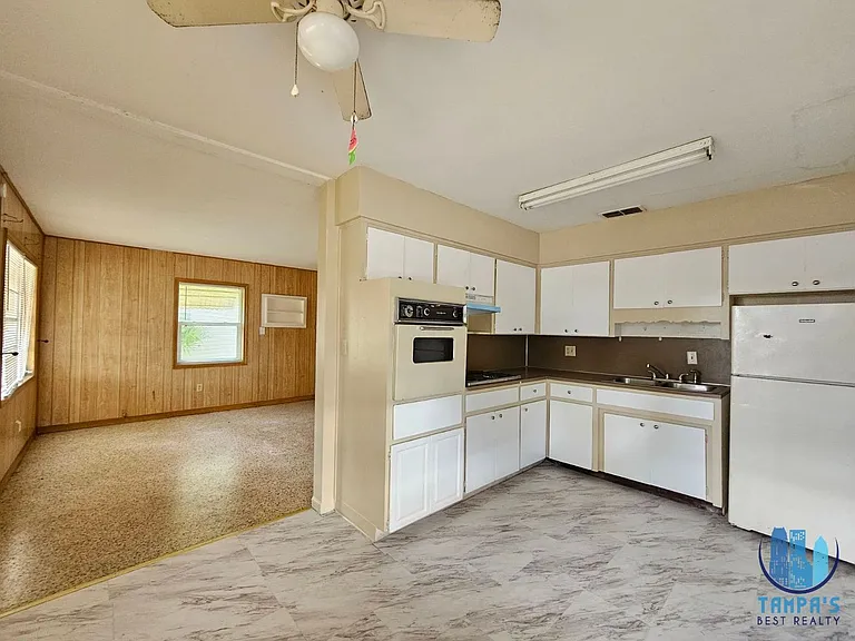 1216 E Myrtle St — Photo 5