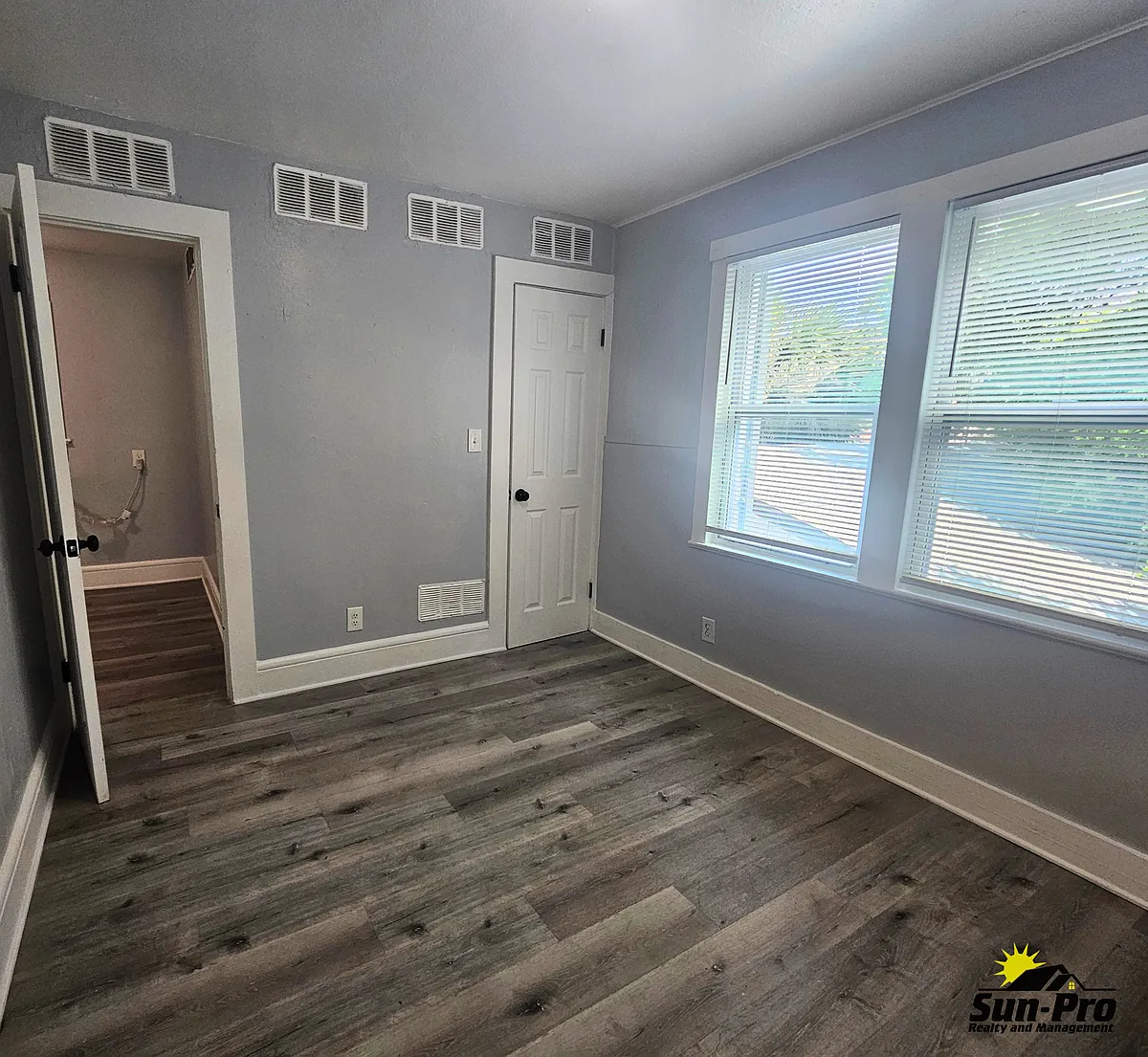 Building Photo - 218 N Oleander Ave #1