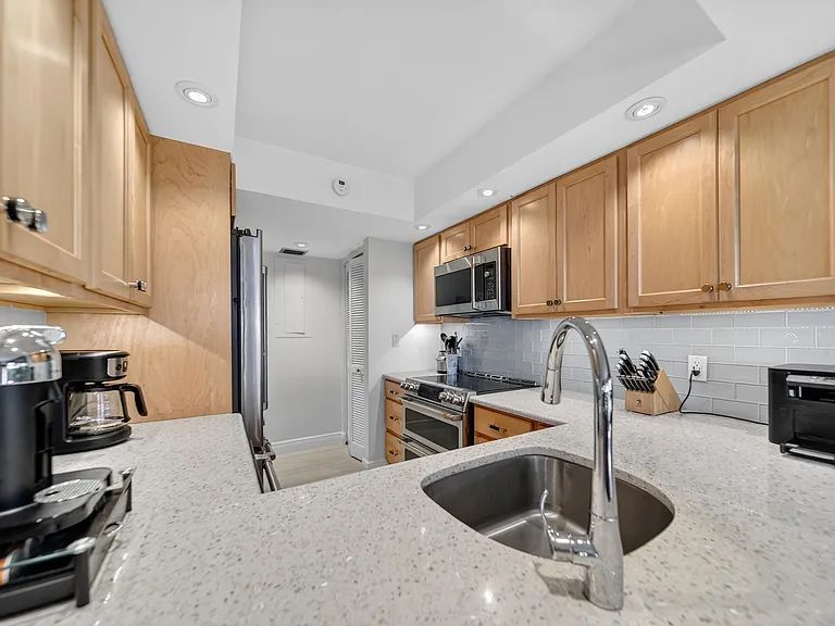 218 NE Edgewater Dr — Photo 25