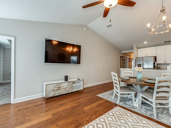 3rd image of 923 Chase Creek Cir