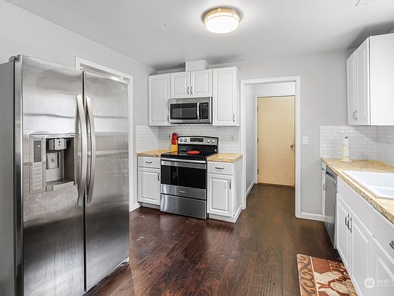 4th image of 19907 14th Avenue E