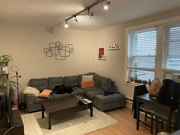 4th image of 511-513 W Belmont Ave #244