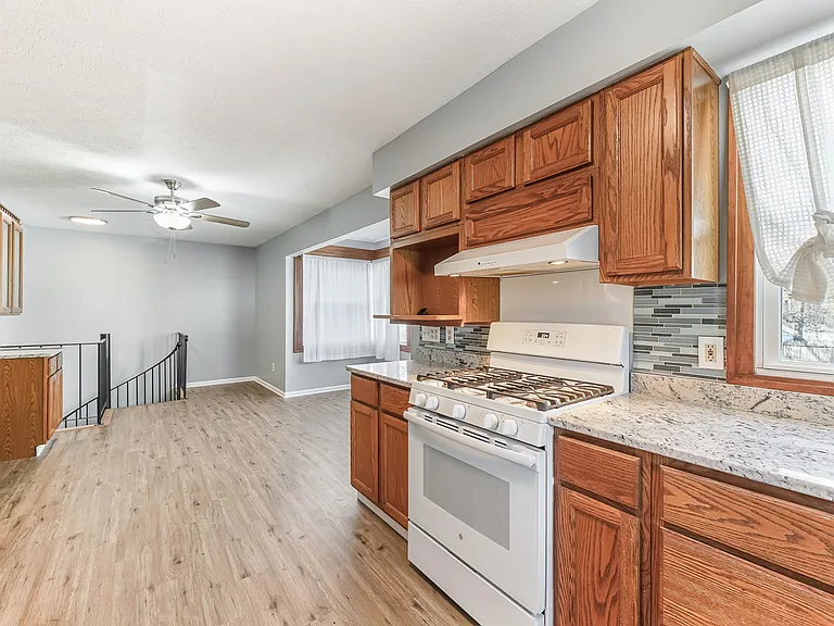 85 Maple Dr — Photo 7
