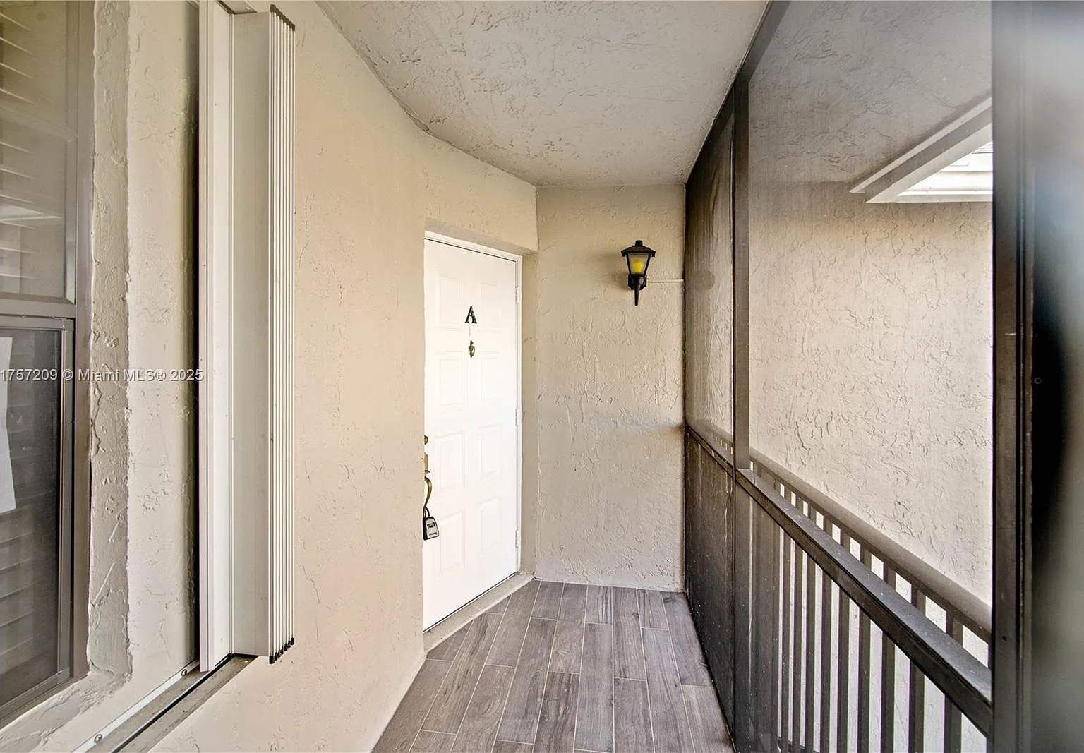 3 bed, 970 sqft, $2,200 — Photo 2