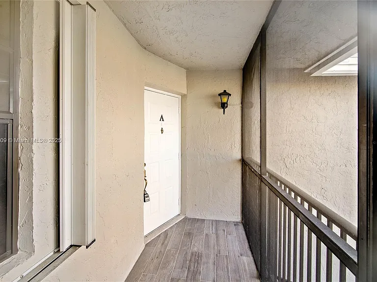 1197 Washington Cir #1197A — Photo 2