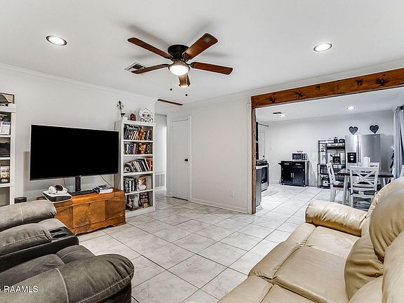 4th image of 307 Hilltop Cir