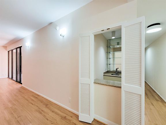 5th image of 9333 Memorial Dr APT 414