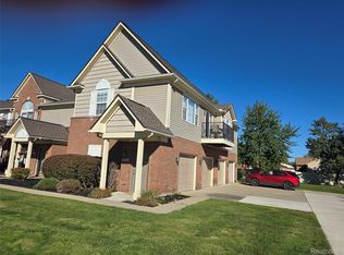 20001 Hidden Oaks Dr, Brownstown, MI 48183